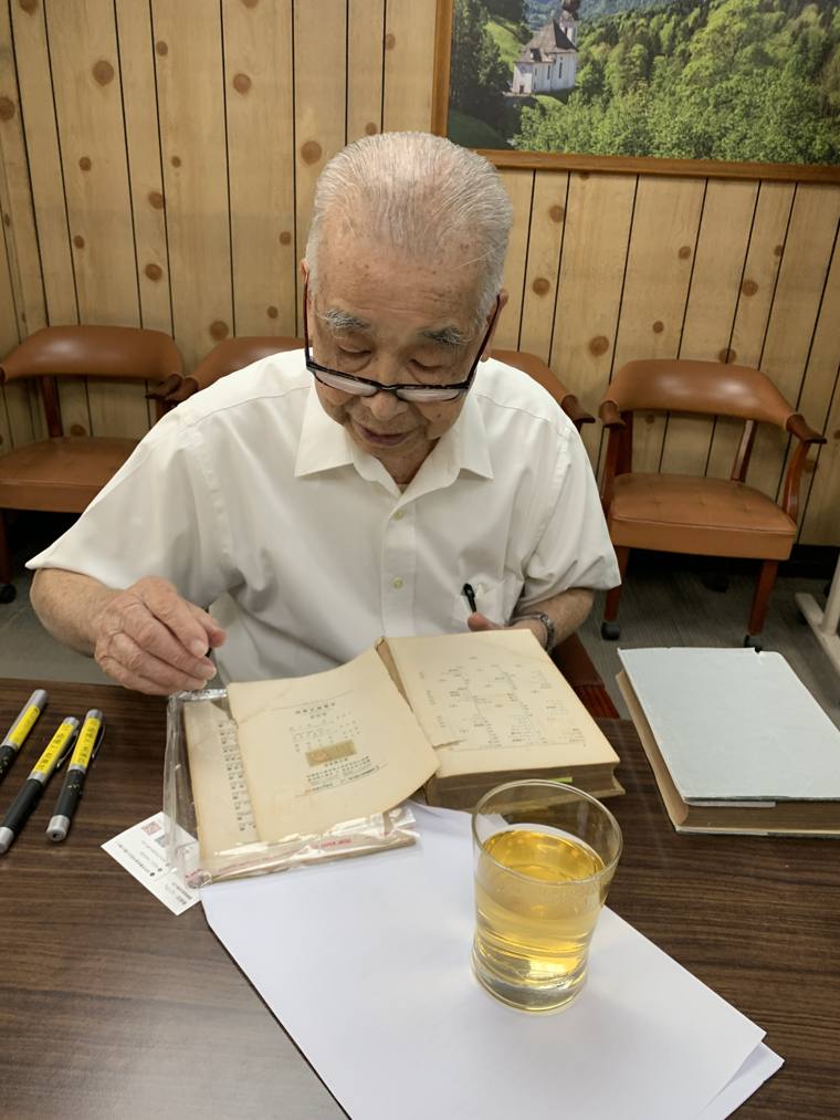 林書鴻總裁翻閱書中內頁